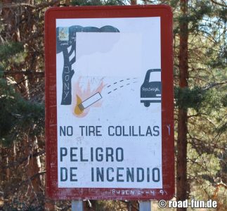 Verbotsschild Spanien - Zigaretten aus dem Auto werfen