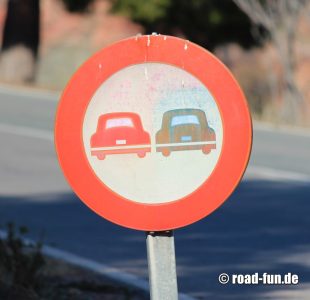 Verbotsschild Spanien . Überholverbot