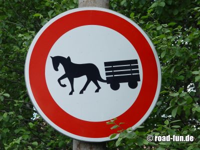 Verbotsschild Tschechien - Durchfahrtsverbot Pferdegespann