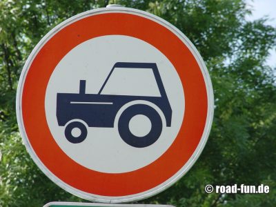 Verbotsschild Tschechien - Durchfahrtsverbot Traktor 