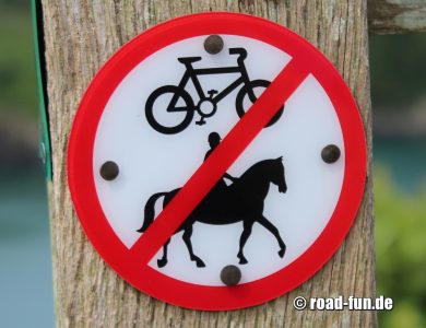 Verbotsschild Wales - Durchfahrtsverbot Radfahrer & Reiter
