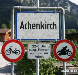 Verbotsschild Österreich - Durchfahrt Krafträder