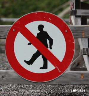 Verbotsschild Österreich - Durchgang Fussgänger