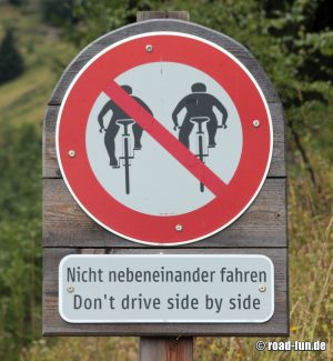 Verbotsschild Österreich - Radfahrer nicht nebeneinander fahren