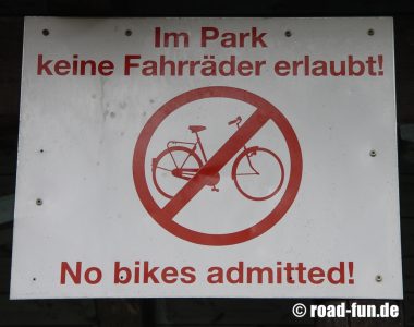 Verbotsschild Österreich - keine Fahrräder im Park