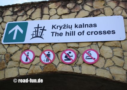 Verbotsschilder Litauen - Diverse am Berg der Kreuze