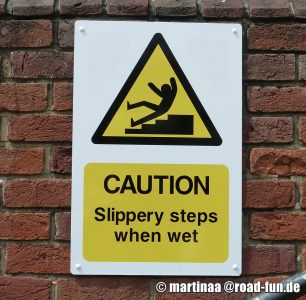 Warningsign England - rutschige Treppe bei Nässe