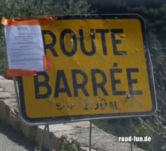 Warnschild Korsika - Straße gesperrt